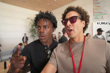 IShowSpeed y Guillermo Ochoa coincidieron durante la presentación del nuevo iPhone.