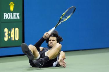 Carlos Alcaraz perdió en un dramático partido ante Ben Sheldon; el español quedó eliminado en su deseo por repetir como campeón en el US Open.