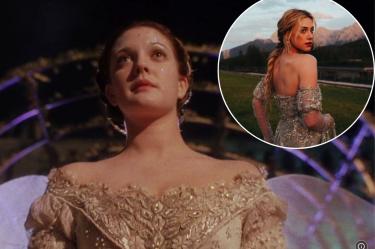 Lili Reinhart llevó la nostalgia hasta los años 90 con un espectacular vestido inspirado en el personaje de Drew Barrymore.