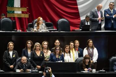 lanca Leticia Gutiérrez Garza, diputada del Partido Acción Nacional (PAN), durante su intervención en la sesión ordinaria de la Cámara de Diputados, acompañada por legisladores de su grupo parlamentario, entre ellos Margarita Zavala Gómez del Campo.