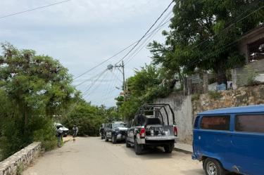 Los familiares intentaron golpear a la madre que asesinó al menor, pero los agentes de la policía la detuvieron y la trasladaron para ser puesta a disposición del ministerio público.