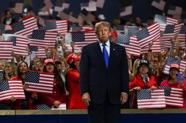 Trump pidió a sus votantes imaginar que él figura en la boleta de noviembre.