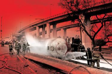 Bomberos apagan las llamas que cubrieron a la pipa que estalló en llamas el 10 de septiembre de 2025.