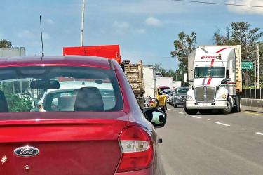 Bloqueo de campesinos en la carretera Irapuato-Pénjamo, en Guanajuato.