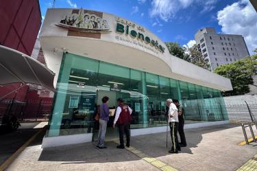 La tarjeta donde se deposita puede utilizarse para realizar compras en establecimientos con terminal bancaria.