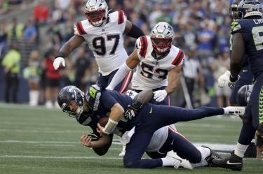 Momento en el que Dre'Mont Jones derriba a Sam Darnold en la primera serie ofensiva del partido, lo que provocó que saliera con una dolencia en la cadera.
