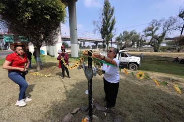 A un año de la volcadura en La Concordia, familiares y amigos rindieron homenaje con ofrendas y una misa en memoria de las 32 víctimas del accidente.