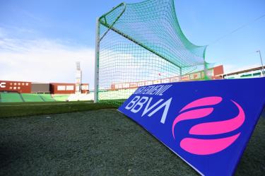 Cartel de la Liga BBVA Femenil previo a un partido.