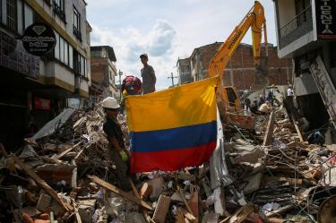 Los restos de viviendas derrumbadas permanecen visibles un mes después del terremoto en Colombia.