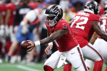 Tua Tagovailoa se ganó la condición de titular con los Atlanta Falcons, equipo que le dio la oportunidad después de ser cortado en el receso de campaña por los Miami Dolphins.