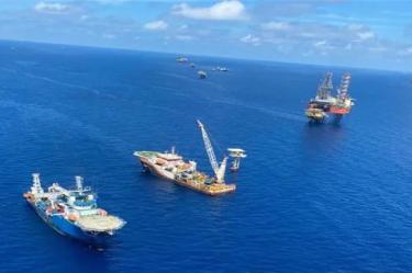 Para mitigar los efectos ambientales en el área, Pemex desplegó embarcaciones equipadas con barreras oleofílicas de contención y sistemas de dispersión mecánica.
