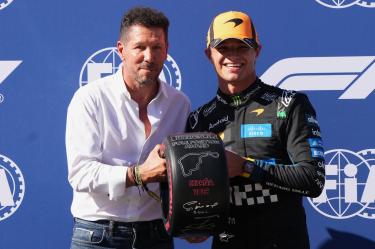 Norris recibió el premio de la 'pole position' de parte de Diego Simeone, director técnico del Atlético de Madrid