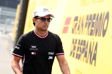 Sergio Pérez avanzará en la parrilla gracias a una sanción sobre Carlos Sainz.