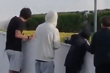 Cuatro adolescentes fueron captados lanzando huevos desde una azotea en Lomas de Angelópolis.