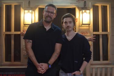Zach Cregger y Austin Abrams durante la presentación de Resident Evil: Noche Cero