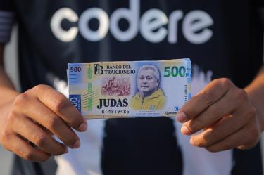 Billetes con el rostro de Vucetich hechos por la afición de Rayados.