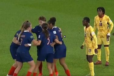 Algunas jugadoras de la selección de Francia, sorprendieron con esta táctica ante la mirada atónita de algunas futbolistas de Ghana en el Mundial Femenino 2026
