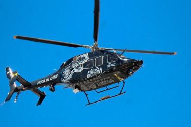 Un helicóptero de la Policía Estatal de Chihuahua fue atacado a balazos por sicarios en la zona de Coyame-Ojinaga; un oficial observador resultó herido en la cabeza.