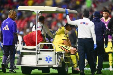 Dagoberto Espinoza sale lesionado de la rodilla izquierda, misma en la que meses atrás sufrió una rotura de ligamento cruzado anterior.