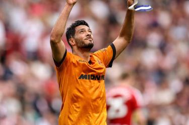Con gol de último minuto de Raúl Jiménez, los Wolves se llevan la victoria en Inglaterra