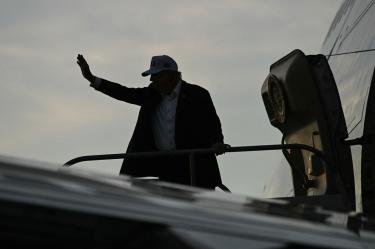 El presidente de EU, Donald Trump, en un avión
