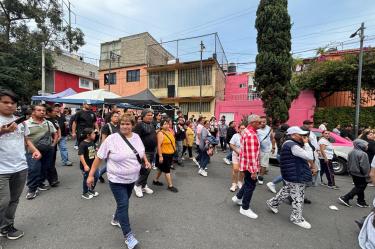 Entre muestras de apoyo e incertidumbre por sus viviendas, vecinos y familiares despidieron a Carlos, víctima de la explosión en la Avenida Alta Tensión, Álvaro Obregón.