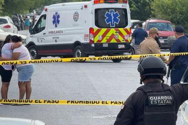 Elementos de la Guardia Estatal resguardan una zona acordonada en Reynosa, con una ambulancia y personal de emergencia en el lugar.