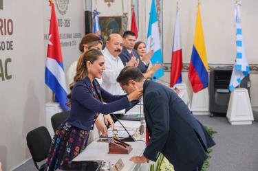 Evelyn Salgado entregó la Presea “Sentimientos de la Nación” al artista Bernardo Rosendo Ponce