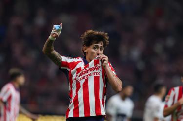 Santiago Sandoval anotó doblete en la goleada de las Chivas 3-0 a los Pumas