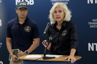 Jennifer Homendy, presidenta de la Junta Nacional de Seguridad en el Transporte, ofrece una conferencia de prensa sobre la investigación del accidente del avión de carga de Amazon en el Aeropuerto Internacional de Miami.