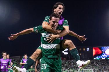 Santos consiguió su primera victoria del torneo.