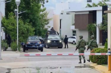 Aseguran viviendas, armas y autos blindados en privada donde vive Rocha Moya