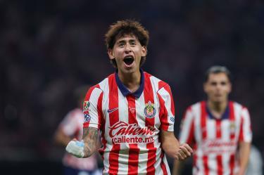 Sandoval festeja su doblete ante los Pumas