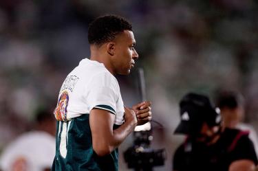 Kylian Mbappé prefirió no portar de manera correcta la playera de apoyo a las personas en Ceuta antes del partiro ante el Elche.