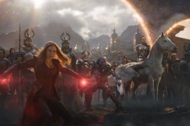 Escena de la batalla final de Avengers Endgame con varios héroes reunidos para enfrentar al ejército enemigo.