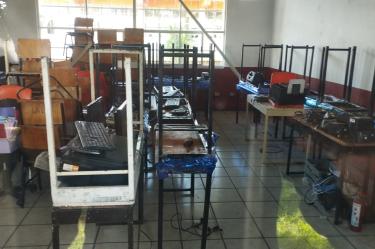 Delincuentes vaciaron el aula de cómputo de la Secundaria Técnica 24 en Villa Alta, Tepetitla, Tlaxcala.