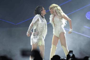 Gloria Trevi y Alejandra Guzmán juntas en concierto antes del mensaje de apoyo de Trevi tras la luxación de cadera.