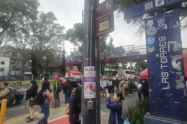 Elementos de la SSC auxiliaron a los pasajeros afectados por la suspensión del servicio del tren Ligero de la Ciudad de México,