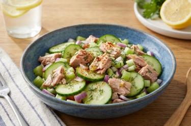 Ensalada de pepino y atún para una cena ligera