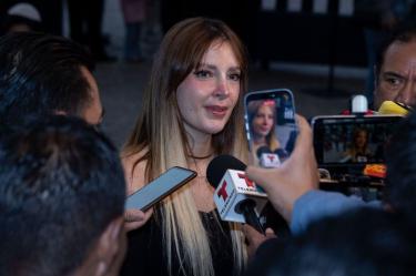 Imelda Tuñón habla ante reporteros y micrófonos durante una entrevista sobre su situación legal.