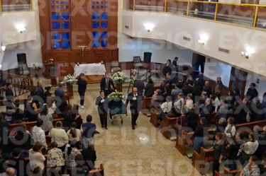 Familiares, amigos y colegas del magisterio reunidos en los servicios fúnebres de la subdirectora Nedy Edith Nevárez González.