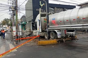 El vehículo se impactó contra una rosticería que forma parte de una cadena de panaderías.