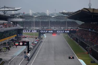 Lewis Hamilton sufrió problemas en la primera arrancada del Gran Premio de Bahréin en Malasia.