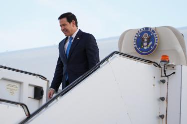 Marco Rubio desciende de un avión en el aeropuerto de Keflavik, Islandia, durante una gira europea sobre seguridad y energía.
