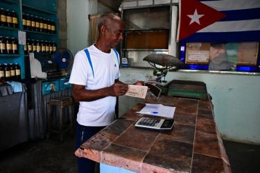 Un hombre trabaja en una tienda de racionamiento