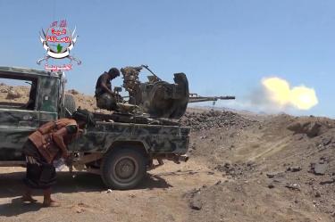 Esta captura de pantalla muestra a un combatiente disparando una torreta desde la parte trasera de una camioneta «técnica» durante enfrentamientos con los hutíes en la provincia de Taiz.