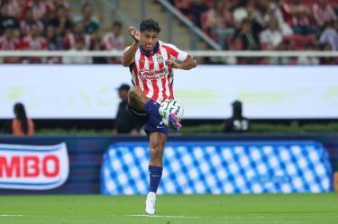 Luis Romo regresó lesionado de su participación con México y está prácticamente descartado para enfrentar al Atlas en el Clásico Tapatío.
