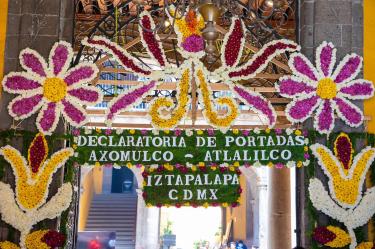 Las portadas florales son parte esencial de las festividades patronales y rituales religiosos. Se montan en las estructuras de templos u otros inmuebles y se elaboran con madera, pasto, follaje y flores.