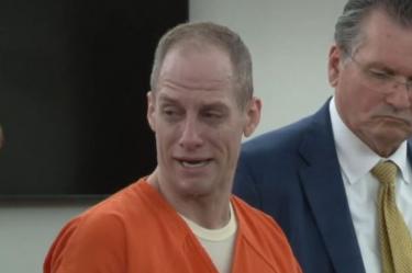 Caleb Flynn con uniforme naranja durante una audiencia judicial tras recibir cadena perpetua.