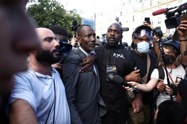 El alcalde de Saint-Denis fue agredido por la policía en Francia tras intentar intervenir en las movilizaciones estudiantiles.